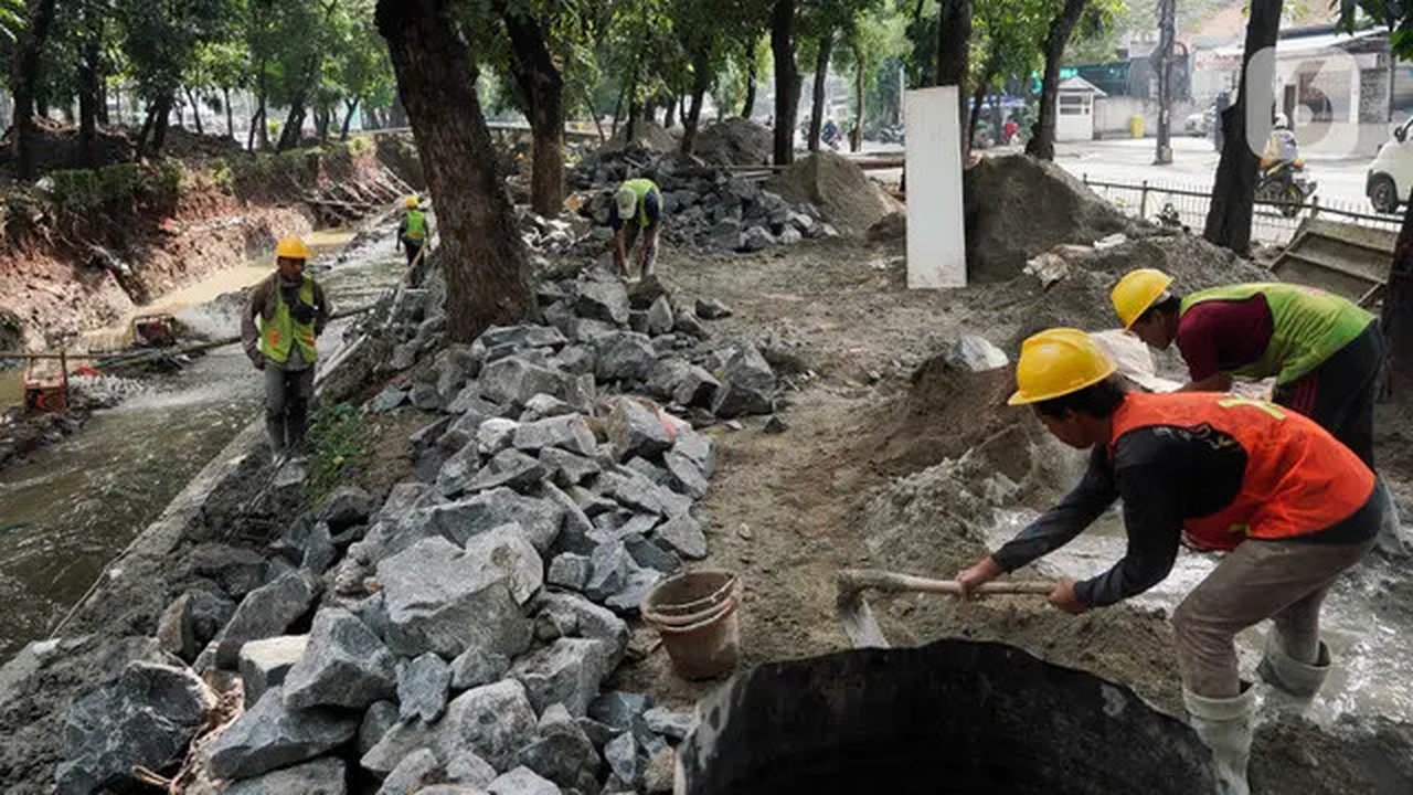 Pemeliharaan turap kali sepanjang 292 meter ini bertujuan untuk mencegah luapan aliran pada pecahan Kali Ciliwung serta mengantisipasi banjir. (Liputan6.com/Herman Zakharia)