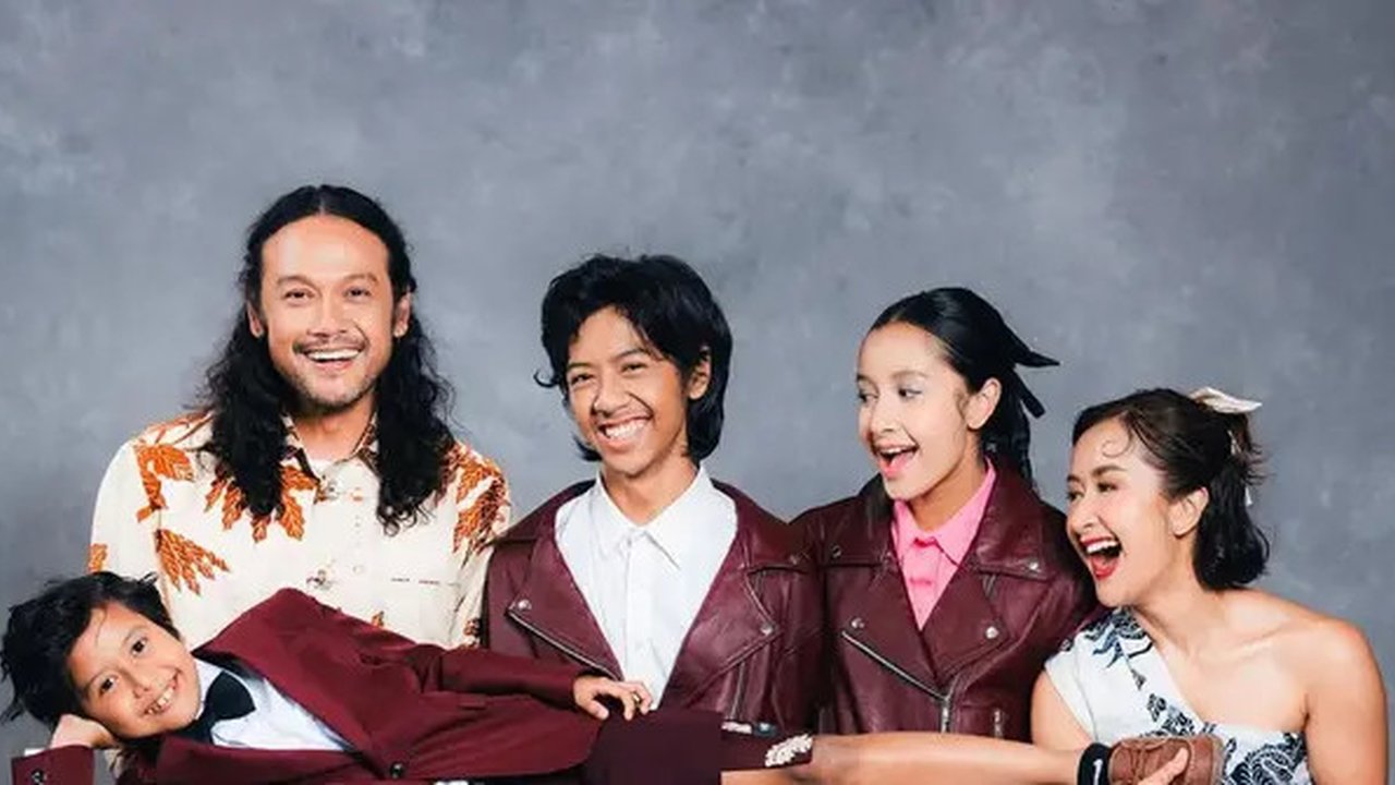 Intip gaya unik foto keluarga Dwi Sasono dan Widi Mulia jelang perilisan film Keluarga Super Irit (@dwisasono)