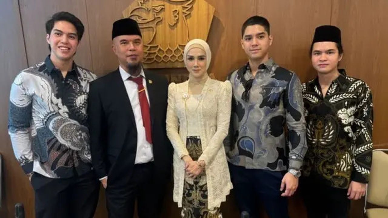 Mulan Jameela anggun berkebaya saat dilantik menjadi anggota Dewan Perwakilan Rakyat (DPR) RI pada Selasa, 1 Oktober 2024. (Dok: Instagram @mulanjameela1 