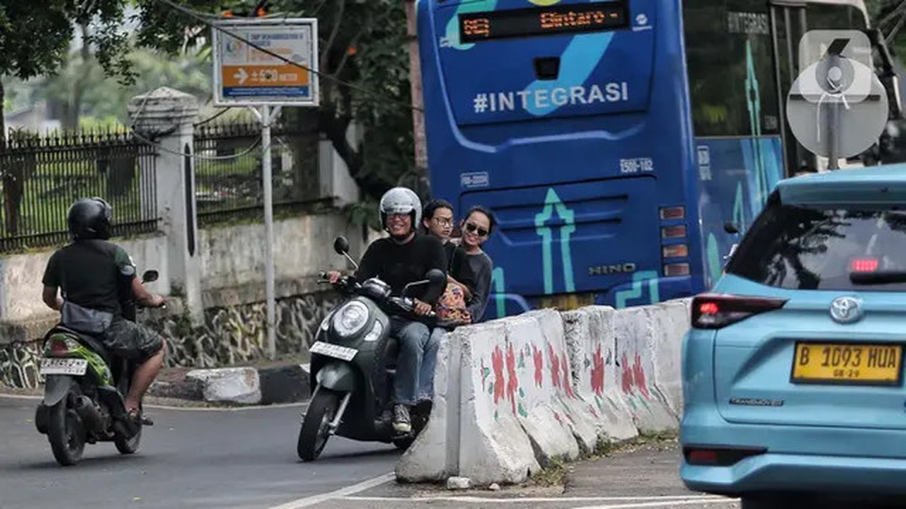 Tindakan ini jelas sangat membahayakan pengguna jalan lainnya. (Liputan6.com/Angga Yuniar)