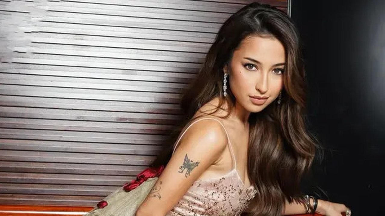 Lihat di sini gaya Jennifer Coppen jadi model parfum Justin Hubner. [@jennifercoppenreal20].