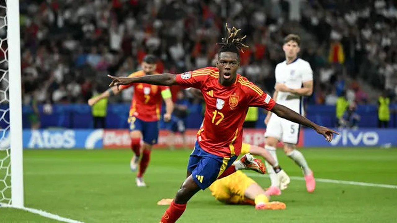 Gol pembuka kemenangan Spanyol dicetak Nico Williams (tengah) pada menit ke-47. (INA FASSBENDER/AFP)