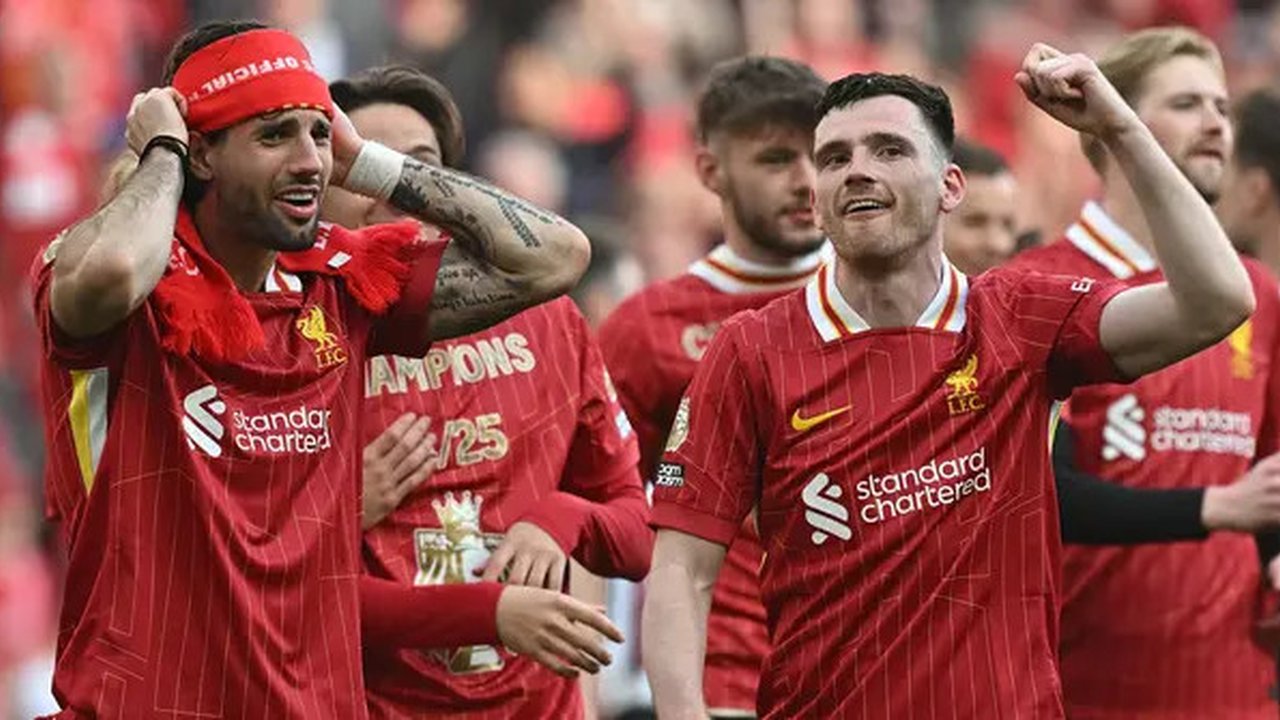 Pemain Liverpool, Dominik Szoboszlai (kiri) merayakan kemenangan timnya bersama Andrew Robertson setelah memastikan gelar juara Liga Inggris 2024/2025 di Anfield, Liverpool, Inggris, Minggu (