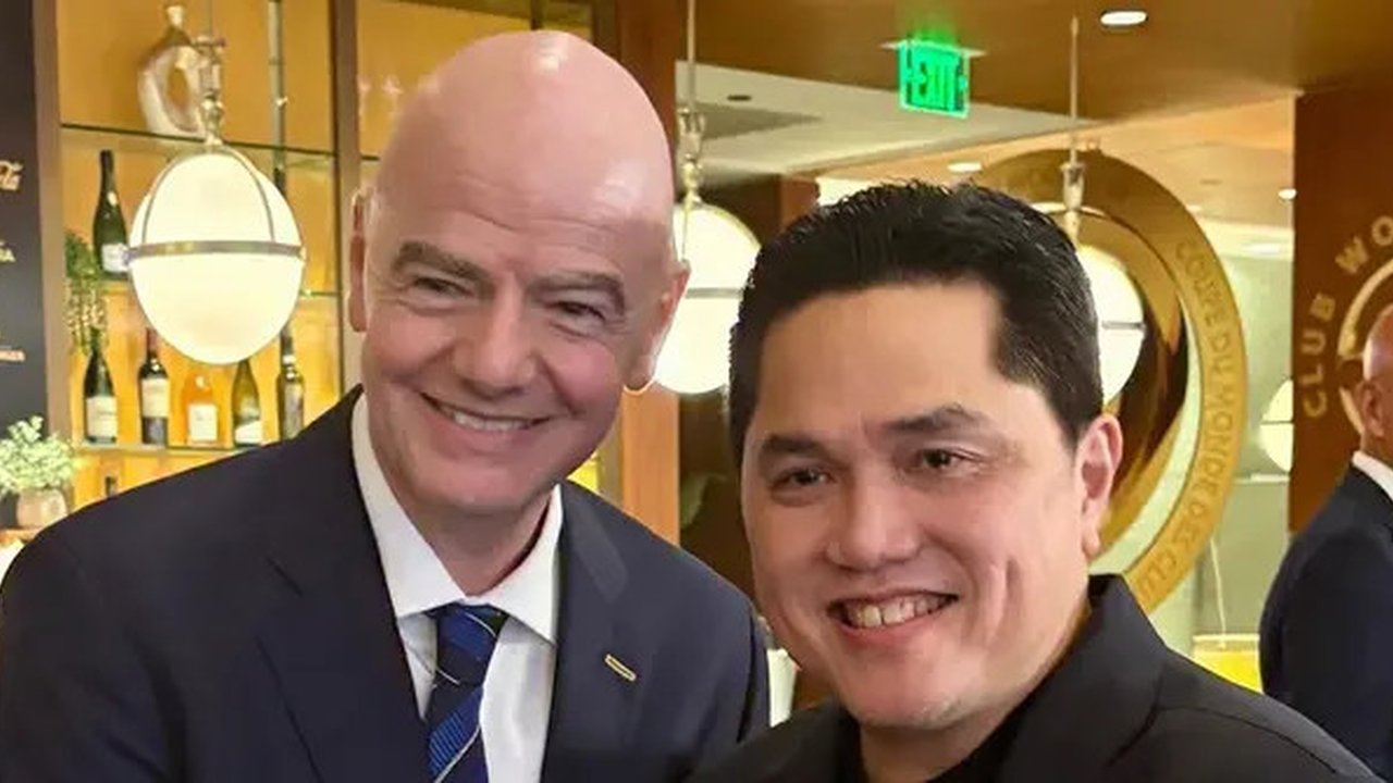 Ketua Umum PSSI Erick Thohir (kanan) berdama Presiden FIFA Gianni Infantino saat acara FIFA Executive Football Summit 2025 di Miami, Amerika Serikat. (Dok. Instagram Erick Thohir)