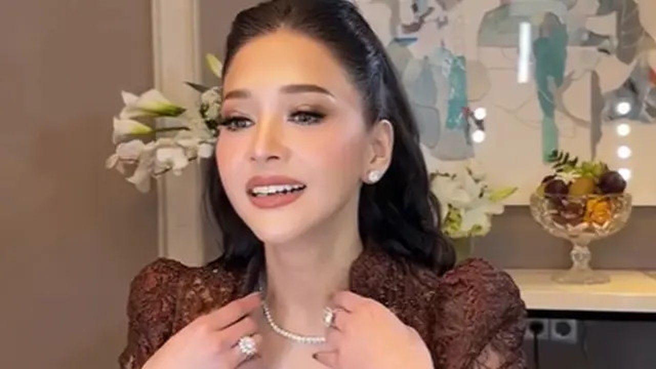 Detail outfit Maia Estianty di intimate dinner Al Ghazali-Alyssa Daguise. (sumber: Instagram/deanmua_)