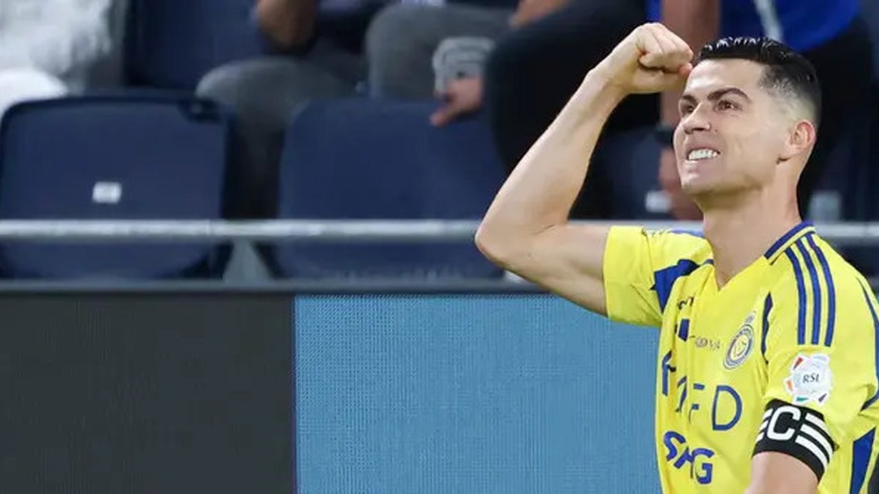 Cristiano Ronaldo kembali menunjukkan ketajamannya dengan memborong dua gol dalam kemenangan Al-Nassr atas Al-Hilal di Liga Arab Saudi, Sabtu (5/4/2025). (AFP/Fayez Nureldine)