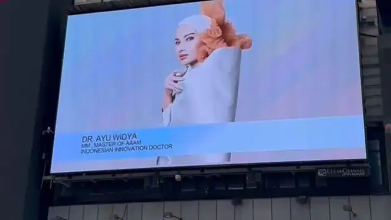 Foto wajah Ayu Widyaningrum muncul di salah satu billboard Times Square New York City, AS dengan keterangan terdiri tiga kata: Indonesian Innovator Doctor. (Foto: Dok. Instagram @drayuwidy