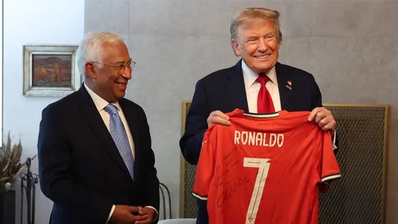 Donald Trump menerima jersey dengan pesan khusus dari Cristiano Ronaldo yang diantarkan oleh Presiden European Council, Antonio Costa (Antonio Costa Official X)