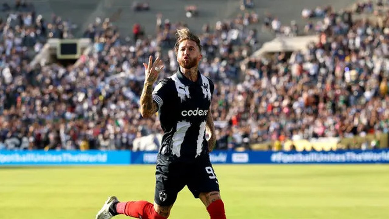 Pemain CF Monterrey, Sergio Ramos, merayakan golnya ke gawang Inter Milan pada laga Grup F Piala Dunia Antarklub 2025 di Stadion Rose Bowl, Rabu (18/6/2025). (Stu Forster/Getty Images/AFP)