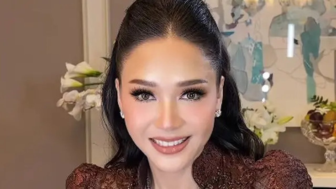 Lihat di sini gaya Maia Estianty pakai jam tangan berlian Chopard senilai Rp1,7 Miliar. [@maiaestiantyreal].