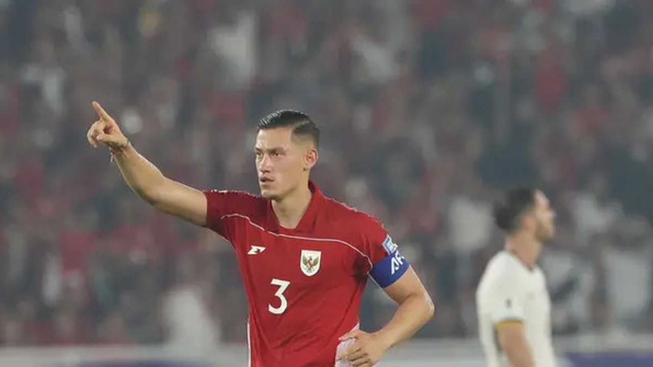 Ekspresi kapten Timnas Indonesia, Jay Noah Idzes, saat laga melawan China dalam laga Kualifikasi Piala Dunia 2026 zona Asia di Stadion Utama Gelora Bung Karno (SUGBK) Senayan, Jakarta, Kam