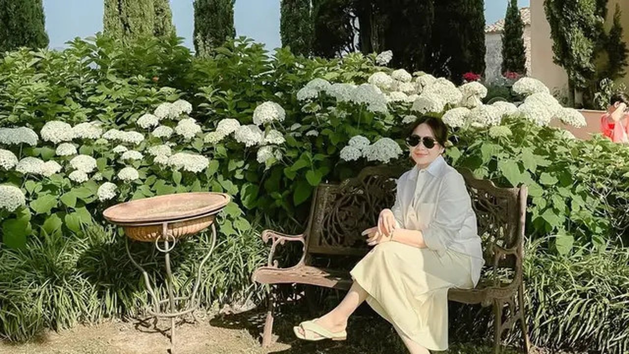 Model Sandal Jepit Nagita Slavina saat Liburan di Italia