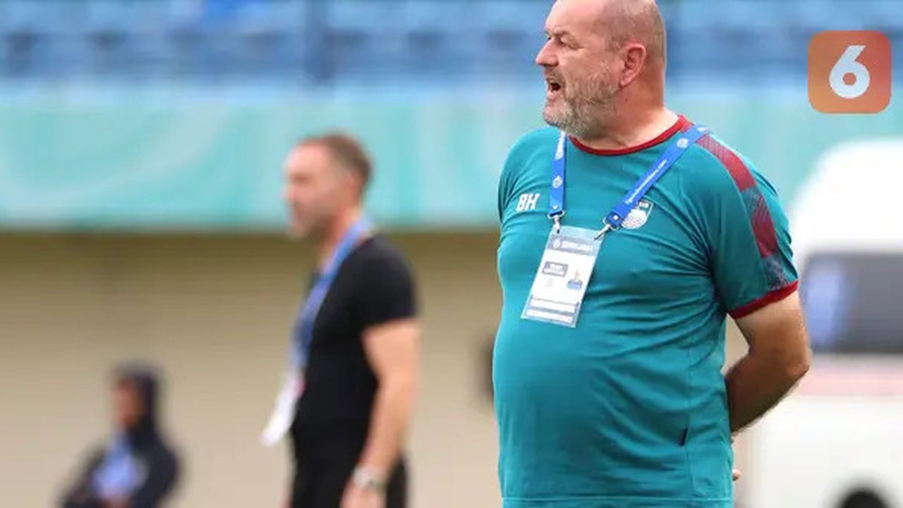 Pelatih Persib Bandung, Bojan Hodak saat menghadapi Persija Jakarta pada laga pekan ke-28 BRI Liga 1 2023/2024 di Stadion Si Jalak Harupat, Soreang, Kabupaten Bandung, Sabtu (9/3/2024). (B