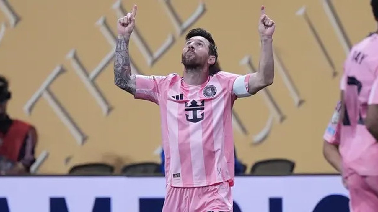 Pemain Inter Miami Lionel Messi melakukan selebrasi usai mencetak gol dalam laga Grup A Piala Dunia Antarklub melawan Porto di Atlanta, Jumat, 20 Juni 2025. (AP Photo/Mike Stewar
