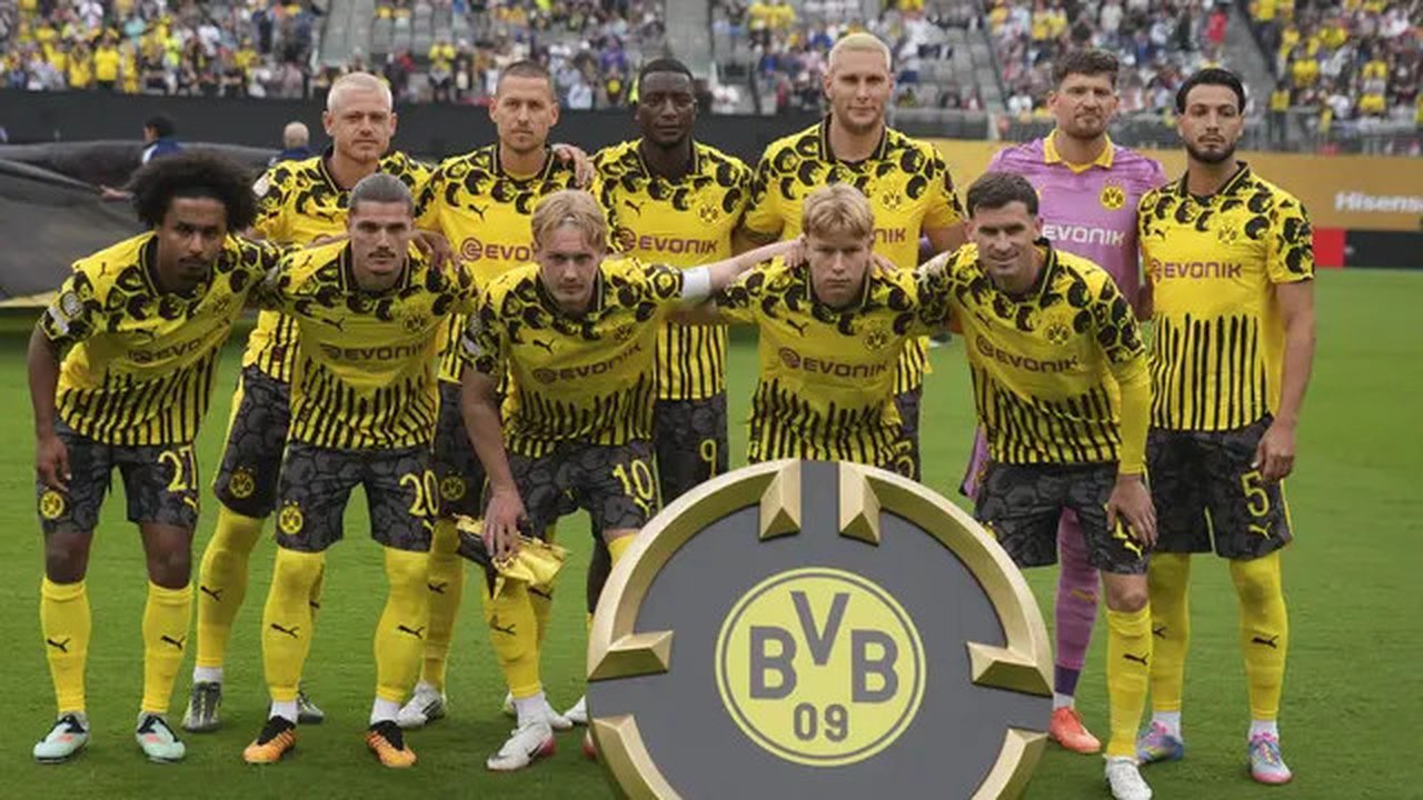 Para pemain Borussia Dortmund berbaris untuk foto tim sebelum pertandingan Grup F Piala Dunia Antarklub antara Fluminense dan Borussia Dortmund di East Rutherford, N.J., Selasa, 17 Juni 20