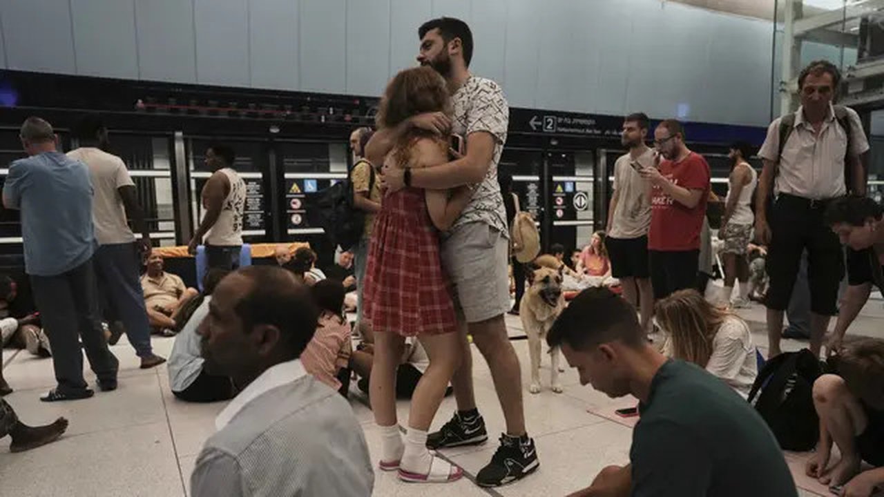 Orang-orang berlindung di stasiun kereta bawah tanah saat sirene serangan udara memperingatkan akan adanya serangan dari Iran, di Ramat Gan, dekat Tel Aviv, Israel, Rabu, 18 Juni 2025. (AP Ph