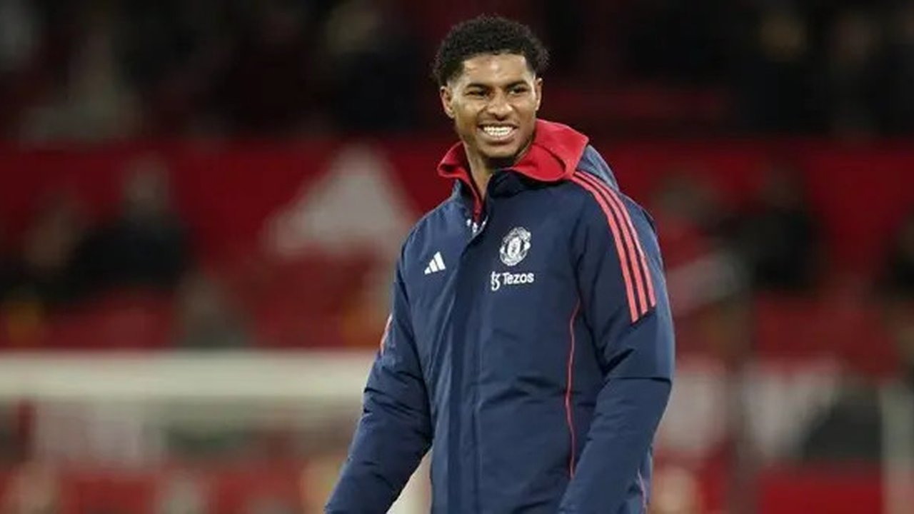 Marcus Rashford bersiap untuk pertandingan Premier League antara Manchester United melawan Newcastle pada Selasa, 31 Desember 2024.
