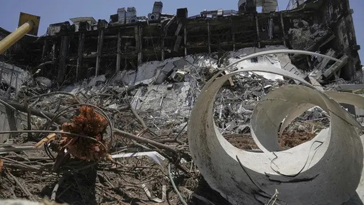 Kerusakan di Institut Sains Weizmann di Rehovot, Israel, akibat serangan rudal Iran, Kamis (19/6/2025). (Dok. AP/Maya Alleruzzo)    