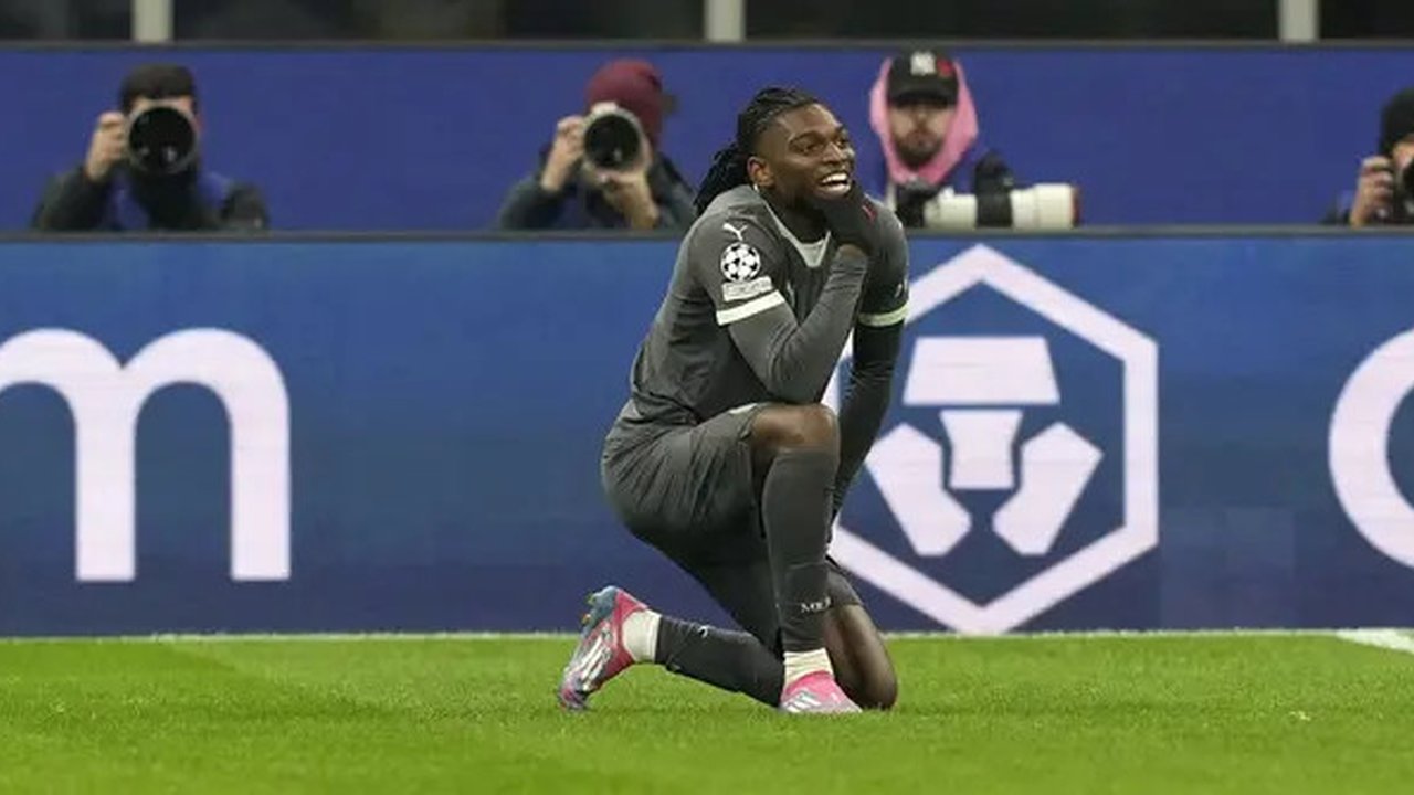 Pemain AC Milan, Rafael Leao melakukan selebrasi setelah mencetak gol ke gawang Red Star Belgrade pada laga Liga Champions 2024/2025 di San Siro, Milan, Italia, Kamis (12/12/2024) WIB. (AP Ph