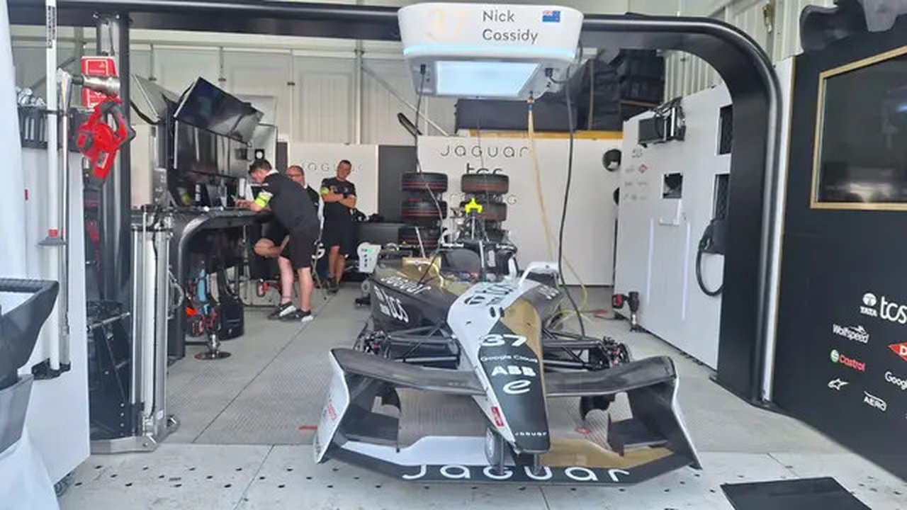 Mengenal Mobil Balap Listrik Super Cepat Jaguar di Formula E Jakarta (Arief A/Liputan6.com)