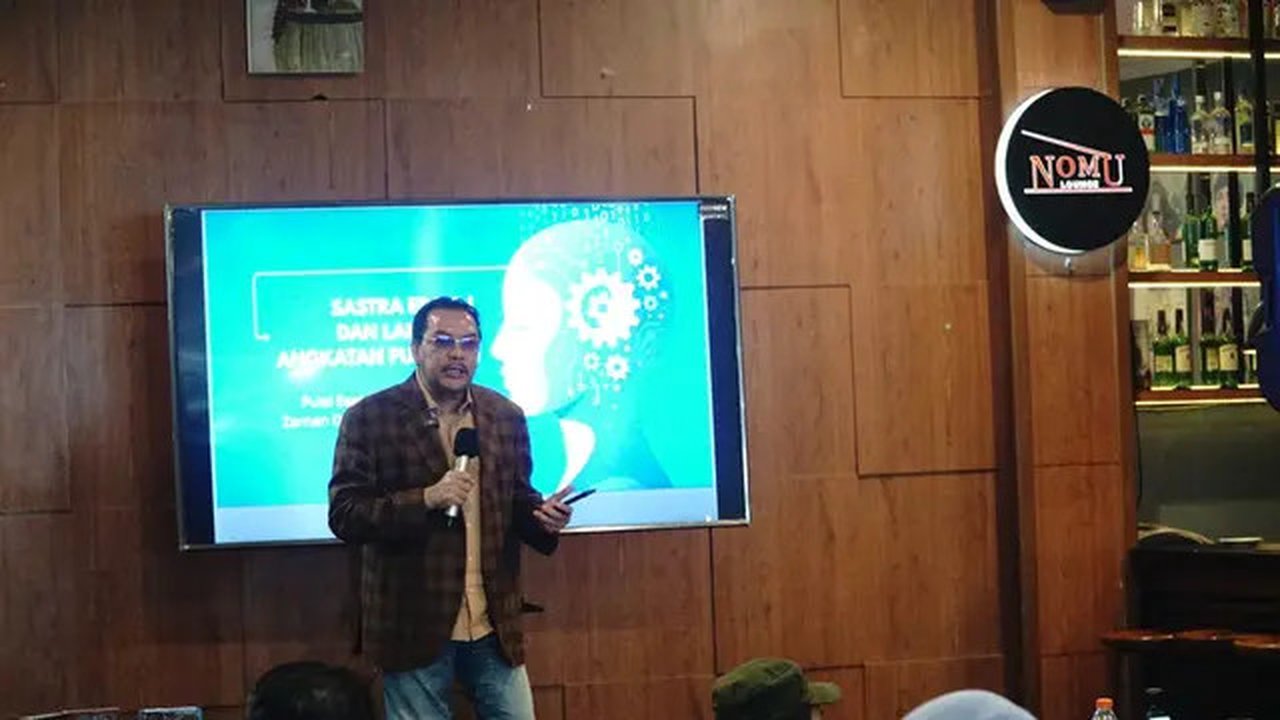 Penggagas puisi esai Denny JA memberikan sambutan pada pembukaan konferensi pers 