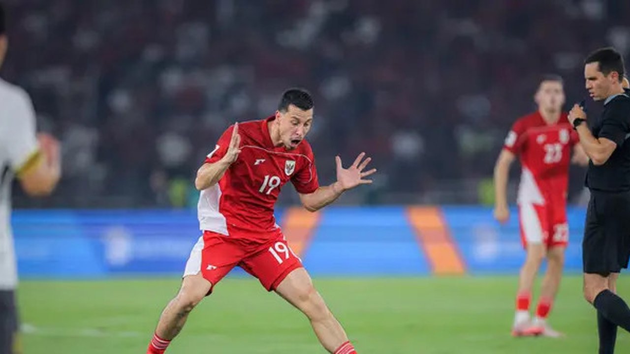 Ekspresi pemain Timnas Indonesia, Thom Jan Haye, saat melawan Timnas China pada pertandingan Kualifikasi Piala Dunia 2026 di Stadion Utama Gelora Bung Karno, Jakarta, Kamis (5/6/2025)