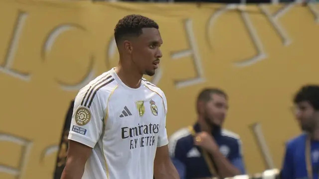 Pemain Real Madrid, Trent Alexander-Arnold dalam pertandingan Piala Dunia Antarklub melawan Al Hilal di Miami, Florida, Kamis, 19 Juni 2025. (AP Photo/Lynne Sladky)
