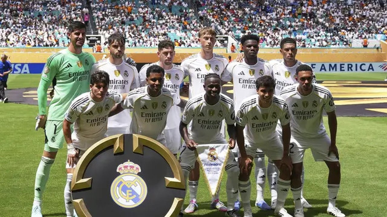 Para pemain Real Madrid berpose untuk foto tim sebelum pertandingan Grup H Piala Dunia Antarklub antara Real Madrid dan Al Hilal di Miami Gardens, Florida, Rabu, 18 Juni 2025. (AP Photo/Re
