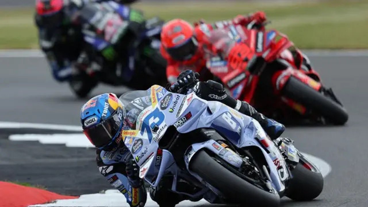 Pembalap MotoGP asal Spanyol dari tim BK8 Gresini Racing MotoGP, Alex Marquez, mengikuti sesi kualifikasi MotoGP Inggris di sirkuit Silverstone di Northamptonshire, Inggris bagian tengah,
