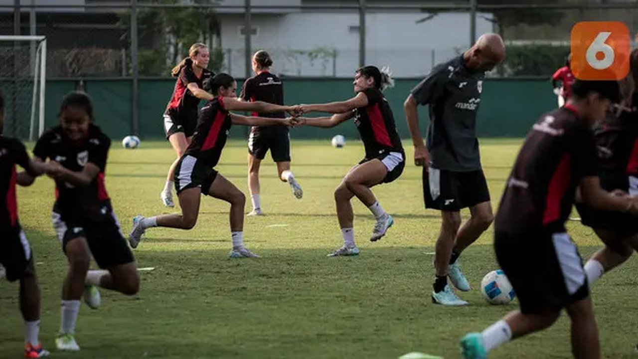 Para pemain Timnas Indonesia melakukan latihan jelang Kualifikasi Piala Asia 2026 yang berlangsung di lapangan latih Jakarta International Stadium (JIS), Jakrata Utara, Jumat (20/06/2025). (B
