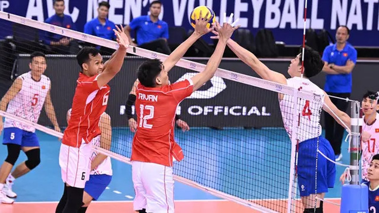 Pemain timnas voli Indonesia Rivan Nurmulki memblok spike pemain Vietnam pada laga AVC Nations Cup 2025 di Isa Bin Rashed Hall, Manama, Bahrain, Minggu (22/6), Indonesia menang lewat laga