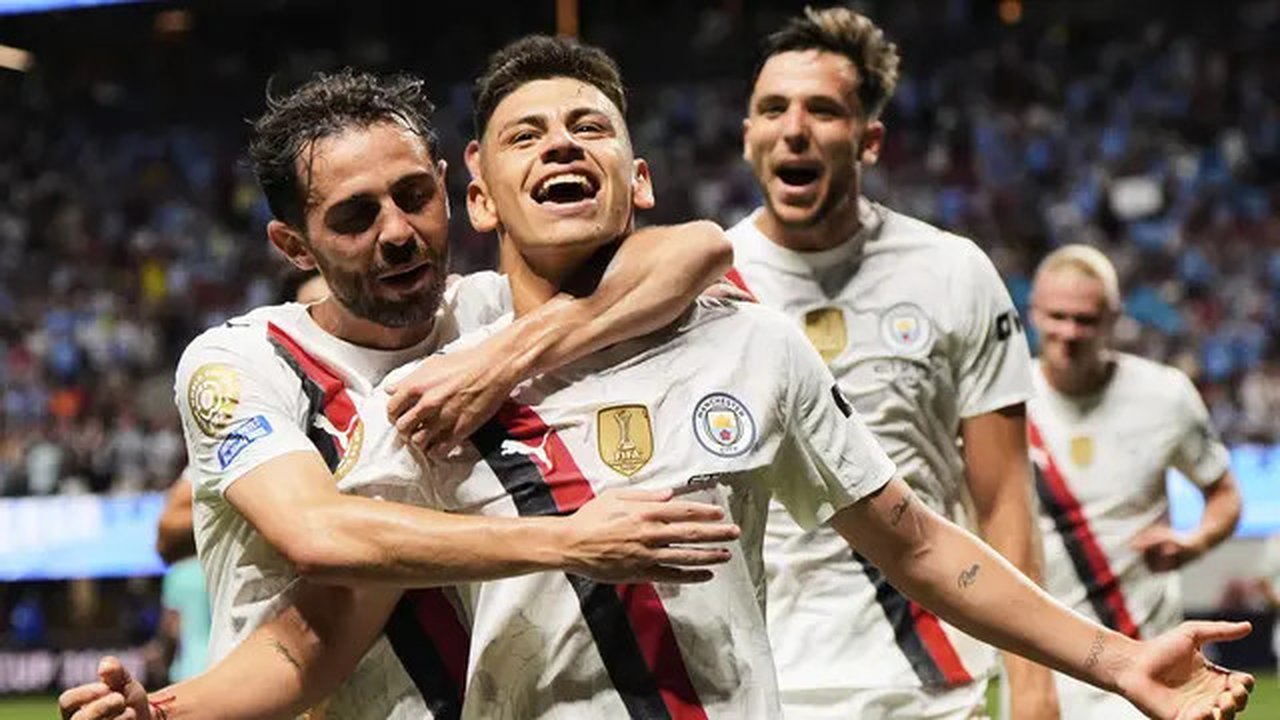 Pemain Manchester City, Claudio Echeverri, merayakan gol bersama rekan-rekannya dalam laga Grup G Piala Dunia Antarklub melawan Al Ain di Atlanta, Senin (23/6/2025) WIB. (AP Phot