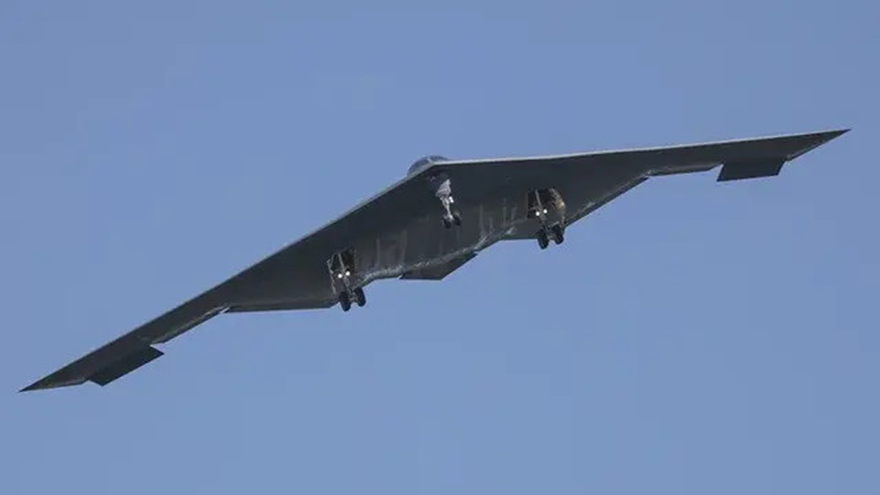 Sebuah pesawat pengebom B-2 tiba di Pangkalan Angkatan Udara Whiteman, Missouri, Amerika Serikat, Minggu, (22/6/2025). (Dok. AP/David Smith)