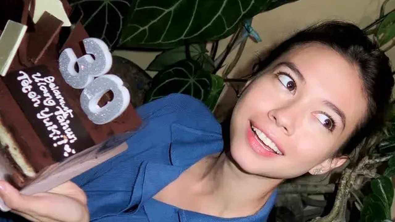 Wajah Natural nan Glowing Yuki Kato di Ulang Tahun ke-30. [@yukikt]