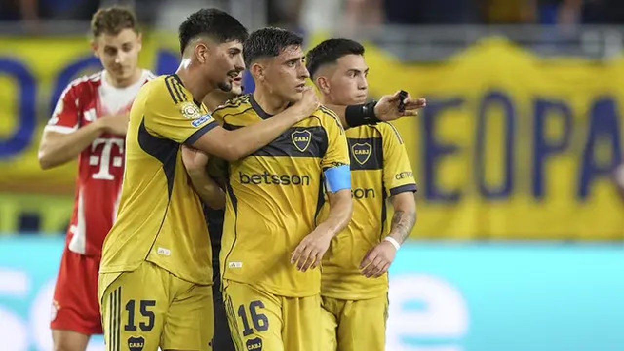 Miguel Merentiel (tengah) dari Boca Juniors meninggalkan lapangan setelah diganti dalam pertandingan Grup C Piala Dunia Antarklub antara Bayern Munchen dan Boca Juniors di Miami Gardens, F