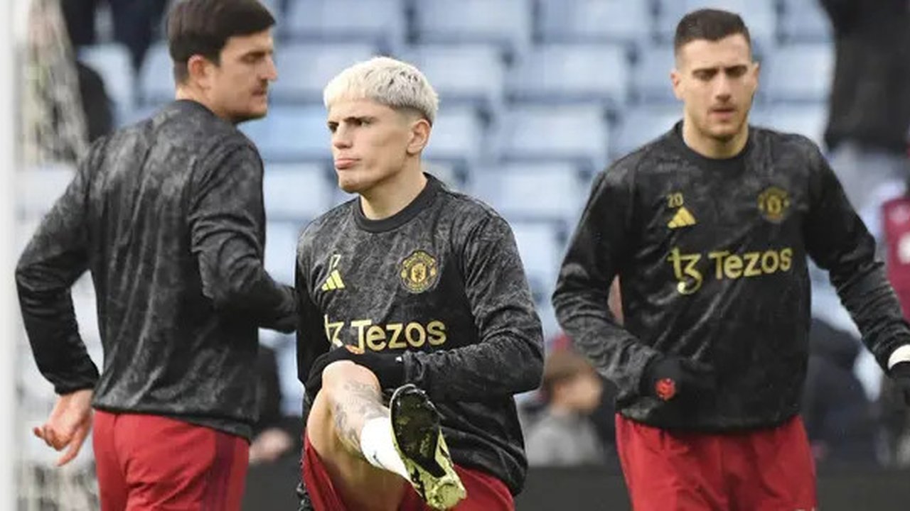 Gelandang Manchester United, Alejandro Garnacho melakukan pemanasan jelang menghadapi Aston Villa pada laga pekan ke-24 Premier League 2023/2024 di Villa Park, Birmingham, Minggu (11/2/202