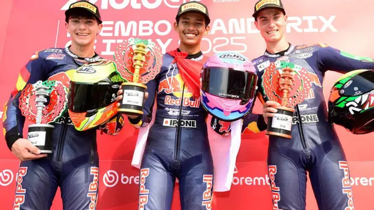 Veda Ega Pratama (tengah) saat sapu bersih podium pertama balapan Red Bull Rookies Cup 2025 di Sirkuit Mugello. (Astra Honda Motor)