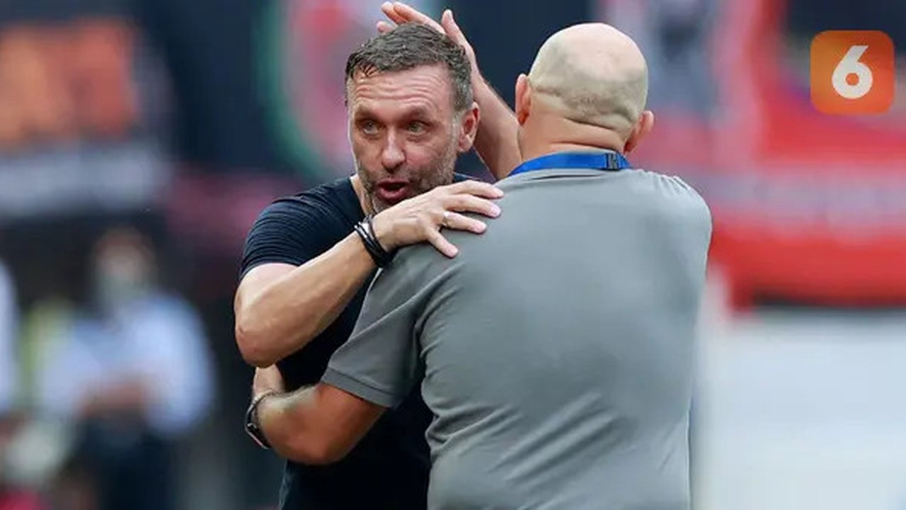 Pelatih Persija Jakarta, Thomas Doll berpelukan dengan pelatih PSM Makassar, Bernardo Tavares pada laga pekan ke-20 BRI Liga 1 2022/2023 di Stadion Patriot Candrabhaga, Bekasi, Rabu (25/1/202