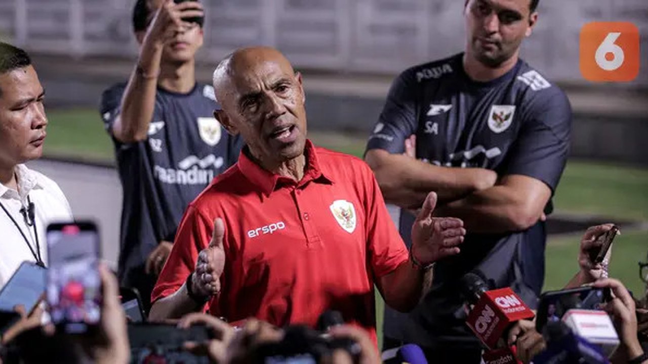 Head of Scouting atau Kepala Pemandu Bakat Timnas Indonesia, Simon Tahamata memberikan keterangan di depan media saat latihan perdana di Jakarta menjelang Putaran Ketiga Kualifikasi Piala Dun