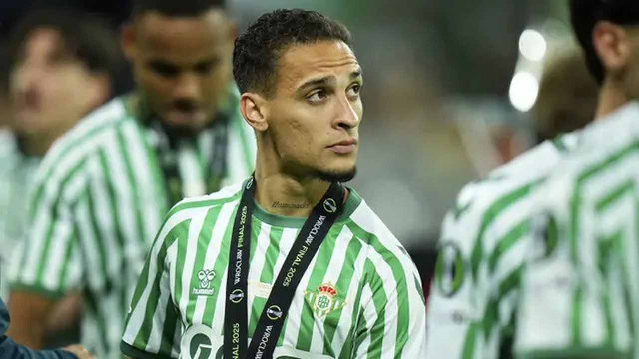 Ekspresi kecewa ditunjukkan pemain Real Betis, Antony setelah timnya gagal menjuarai UEFA Conference League akibat kalah dari Chelsea dalam laga final yang berlangsung di Tarczynski Arena, Wr
