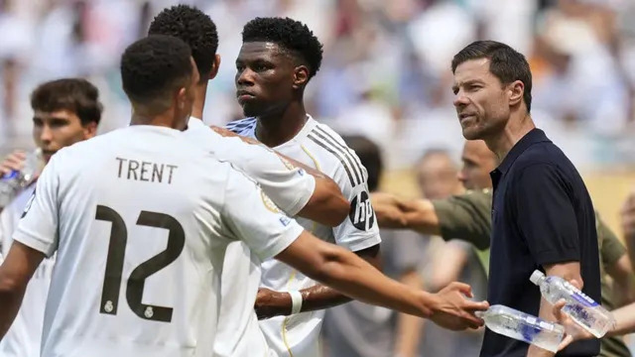 Pelatih Real Madrid, Xabi Alonso, berbicara dengan para pemainnya dalam pertandingan Grup H Piala Dunia Antarklub antara Real Madrid dan Al Hilal di Miami Gardens, Florida, Rabu, 18 Juni 2