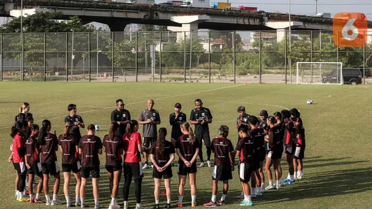 Pelatih Timnas Indonesia, Satoru Mochizuki memimpin latihan persiapan jelang laga Kualifikasi Piala Asia 2026 yang berlangsung di lapangan latih Jakarta International Stadium (JIS), Jakrat