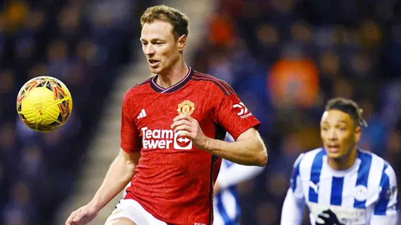Jonny Evans bermain cukup tangguh mengawal lini belakang MU. Ia juga rajin membantu serangan. (AFP/Paul Ellis)