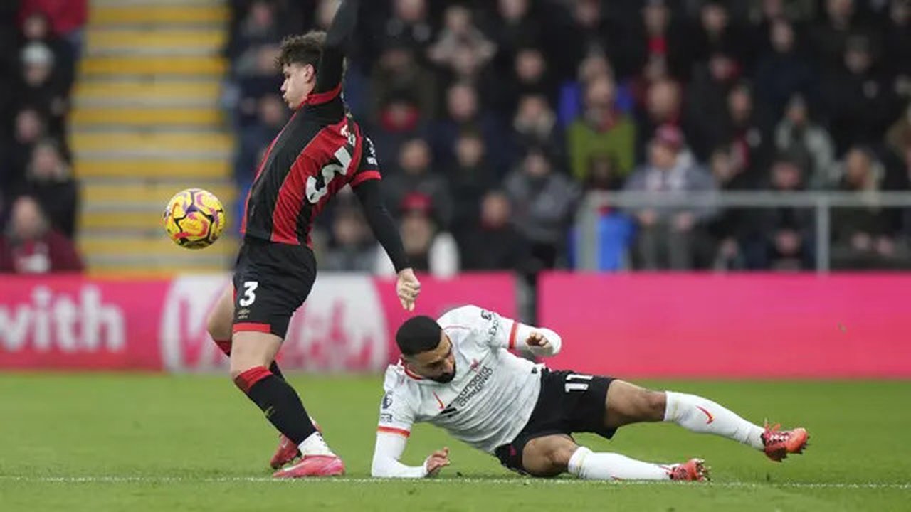 Pemain Liverpool, Mohamed Salah (kanan) berebut bola dengan pemain Bournemouth, Milos Kerkez dalam laga lanjutan Liga Inggris 2024/2025 di Vitality Stadium, Bournemouth, Inggris, Sabtu (02/02
