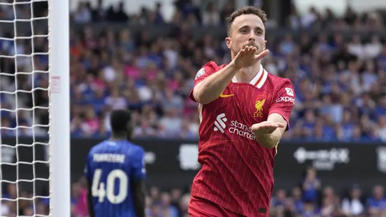 Selebrasi striker Liverpool, Diogo Jota usai mencetak gol pertama timnya ke gawang Ipswich Town pada laga pekan pertama Premier League 2024/2025 di Portman Road Stadium, Ipswich, Sabtu (17/8/