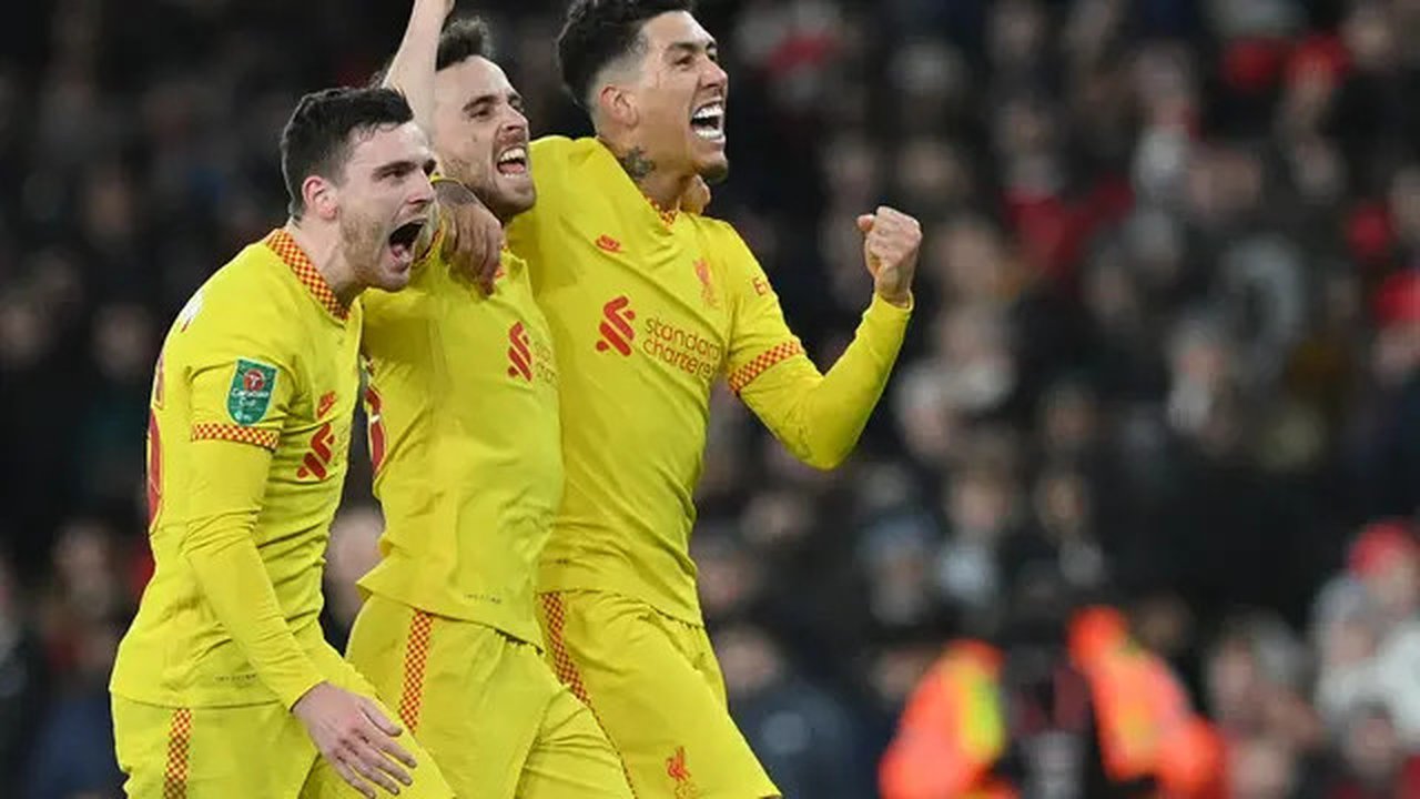 Andy Robertson, Diogo Jota, dan Roberto Firmino saat membela Liverpool. (JUSTIN TALLIS / AFP)
