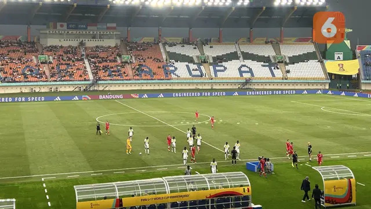 Suasana pertandingan matchday kedua Grup D Piala Dunia U-17 2023 antara Senegal vs Polandia di Stadion Si Jalak Harupat, Bandung, Selasa (14/11/2023). Duel ini harus ditunda sementara karena