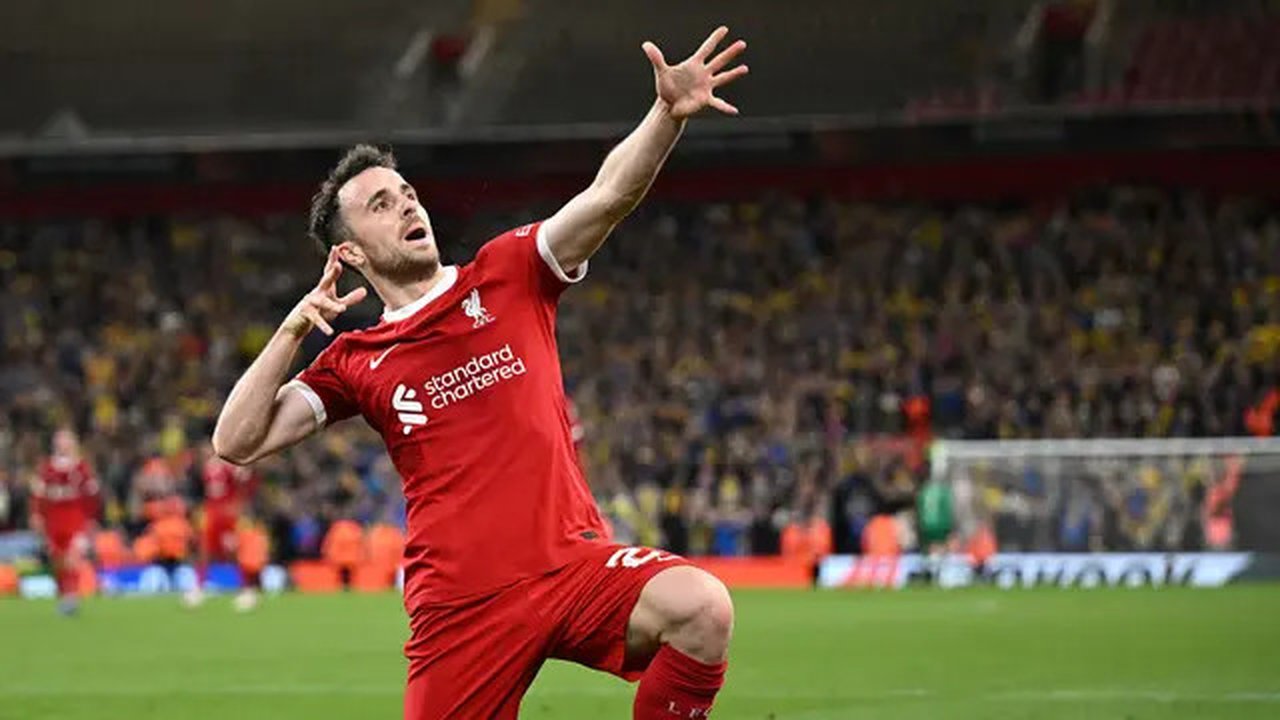 Pemain Liverpool, Diogo Jota melakukan selebrasi setelah mencetak gol kedua timnya ke gawang Union Saint-Gilloise pada laga Grup E Liga Europa 2023/2024 yang berlangsung di Anfield, Inggri