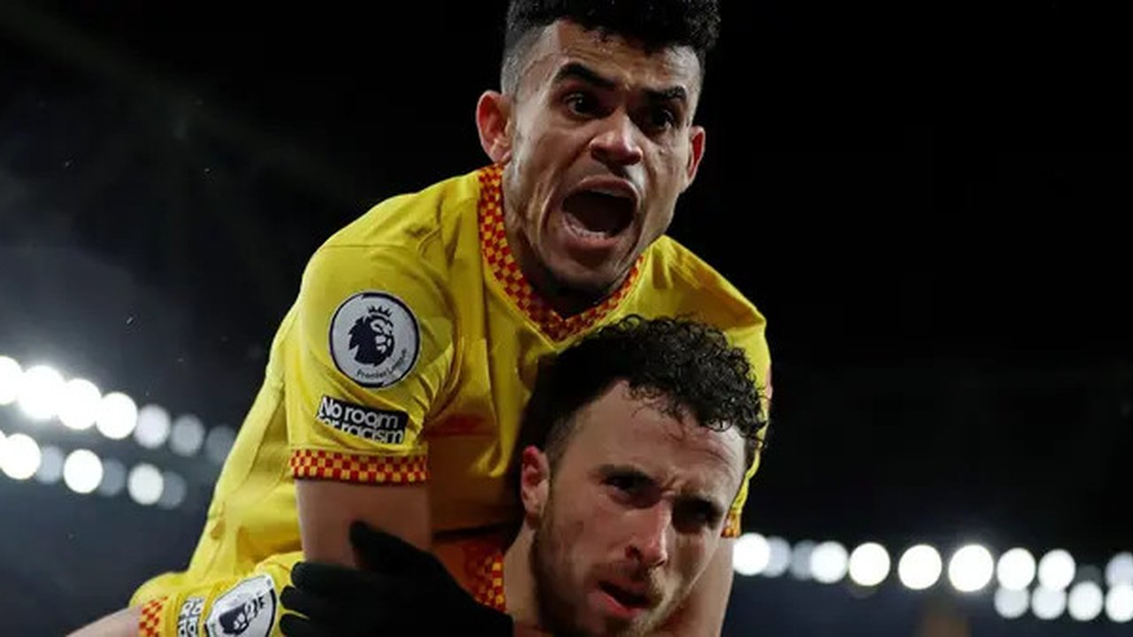 Luis Diaz dan Diogo Jota berselebrasi bersama saat mencetak gol untuk Liverpool. (Ian Kington / IKIMAGES / AFP)
