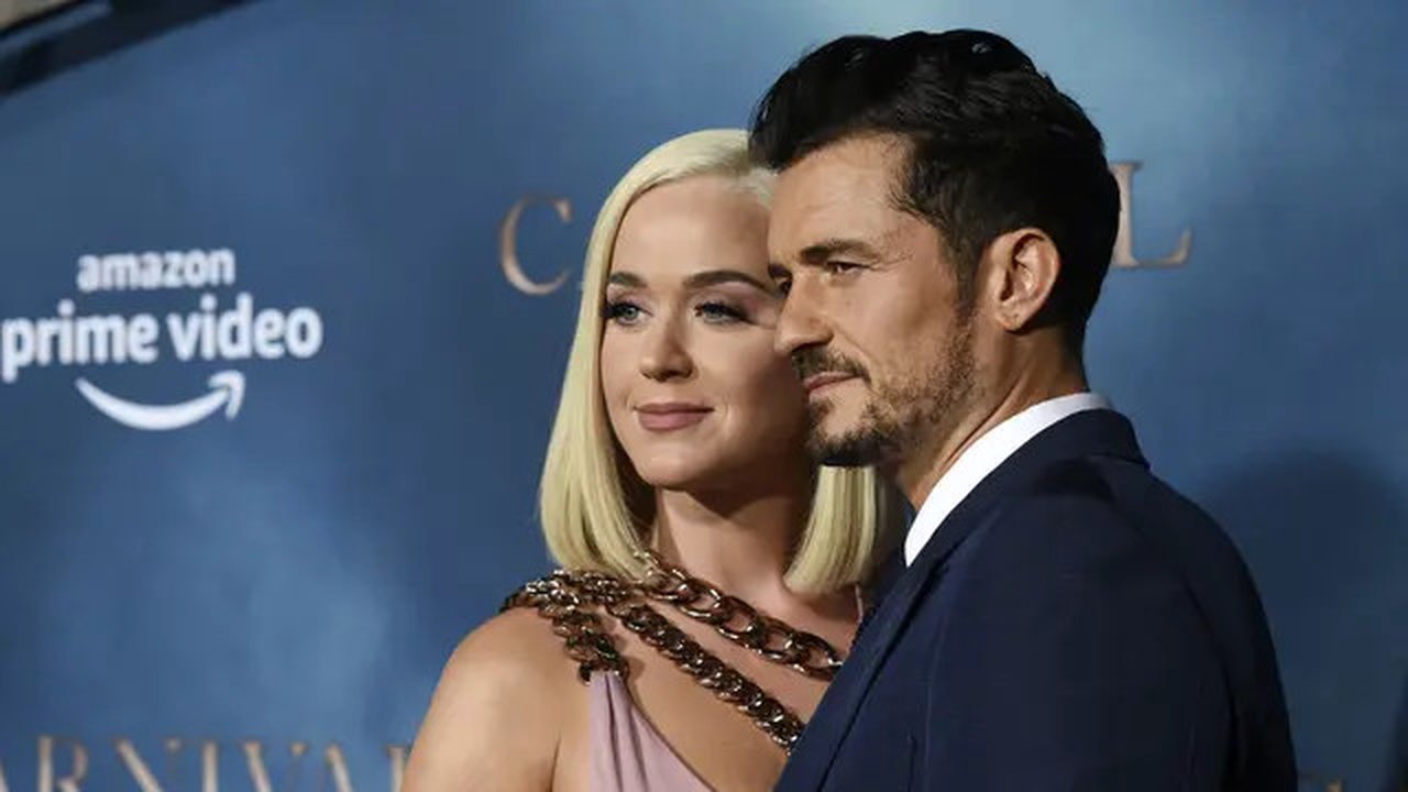 Penyanyi Katy Perry berpose dengan pacarnya Orlando Bloom saat menghadiri pemutaran perdana untuk serial televisi 